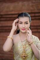 belle femme vêtue d'une robe thaïlandaise typique photo