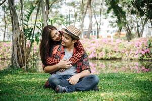 couple plaisantant dans le parc. photo