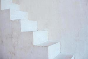 escaliers blancs et mur intérieur. intérieur, carrière, mouvement, croissance, concept d'automne photo