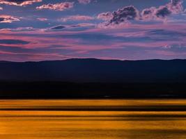 les magnifiques couleurs du coucher de soleil sur le lac Léman, le reflet du soleil couchant dans l'eau, l'atmosphère de paix et de tranquillité photo