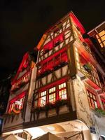 vue nocturne colorée sur la rue de styrasbourg. bâtiments mis en valeur. endroit confortable. photo
