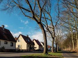 maisons privées résidentielles dans les rues d'une petite ville allemande. environnement urbain moderne. ruelles et pistes cyclables. photo