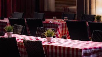 Tables solitaires de café de rue la nuit, Strasbourg photo