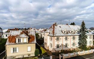 neige sur les toits, vue d'ensemble. le printemps strasbourgeois photo