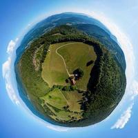 image abstraite d'une petite planète. tiré du drone. panorama circulaire. photo