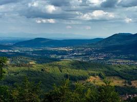 paysage de montagne spacieux. une vue de la montagne sur la vallée du rhin et le village d'alsace. photo