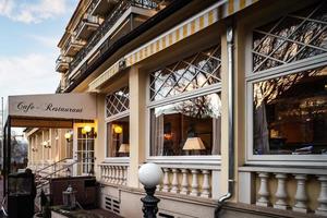 entrée du restaurant à baden-baden, heure colorée du coucher du soleil photo