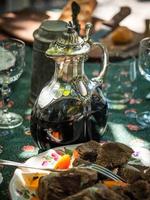 cruche à vin en cristal et argent. objet ancien pour la table. des plats riches et élégants pour décorer un festin. photo