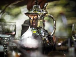 cruche à vin en cristal et argent. objet ancien pour la table. des plats riches et élégants pour décorer un festin. photo