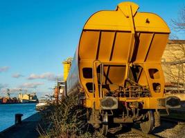 wagon de fret ferroviaire jaune vif contre le ciel bleu dans le port de strasbourg. photo