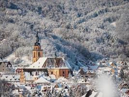 conte d'hiver. paysage clair et enneigé d'alsace. photo