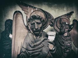 sculptures sur des thèmes religieux, habilement sculptées dans la pierre il y a de nombreuses années. photo