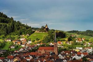 vue sur le paysage coloré du petit village de kappelrodeck photo