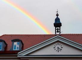 arc-en-ciel après la pluie sur les beaux villages d'alsace photo