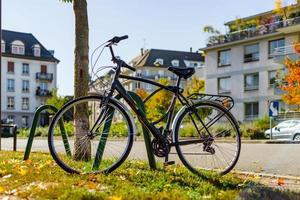 vélo dans la ville automnale, vue sur la rue, strasbourg photo