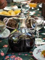 cruche à vin en cristal et argent. objet ancien pour la table. des plats riches et élégants pour décorer un festin. photo