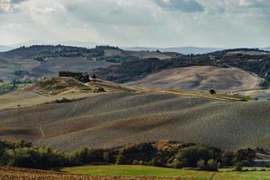 villa en italie, ancienne ferme dans les vagues des champs et des collines toscanes photo