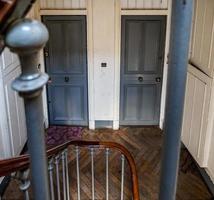 escalier dans un vieil immeuble à paris. lavabo commun et vitraux anciens. état abandonné. photo