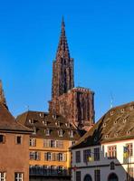 détails de la cathédrale de strasbourg. éléments architecturaux et sculpturaux de la façade et de la tour. photo