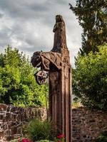 Statue médiévale en pierre sur un vieux puits, Alsace, territoire de l'abbaye d'Andlau photo