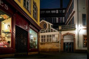 vieilles ruelles du centre historique de strasbtsrg la nuit. brouillard. photo