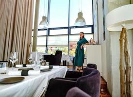 belle jeune femme dans un intérieur de restaurant avec un verre de vin photo