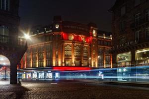 galerie lafayette à strasbourg la nuit. belle illumination multicolore du bâtiment. photo