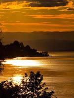 les magnifiques couleurs du coucher de soleil sur le lac Léman, le reflet du soleil couchant dans l'eau, l'atmosphère de paix et de tranquillité