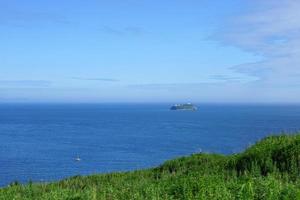 paysage marin avec vue sur une petite île. photo