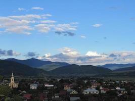 village dans les montagnes. paysage de montagne photo