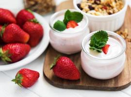 petit déjeuner sain, yaourt, fraises fraîches et granola photo