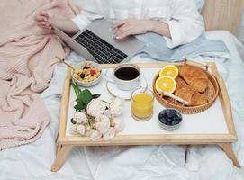 petit déjeuner au lit photo