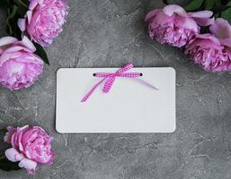 carte d'invitation et fleurs de pivoine rose photo