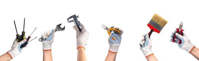 les mains dans les gants de travail tiennent les outils de réparation. photo