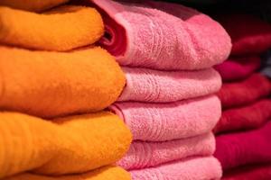vente de serviettes de bain dans le magasin. pile d'accessoires de spa. photo