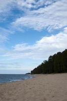 zone sablonneuse et forêt le long du lac baïkal, en sibérie. Russie. photo