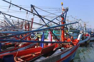 pranburi, prachuap khiri khan, thaïlande 2022 - bateaux de pêche amarrés à pranburi photo