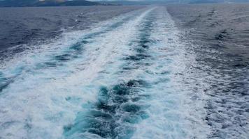 piste de bateau de croisière avec mer calme et ciel nuageux le matin à la mer Égée. photo