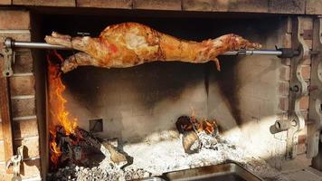 agneaux rôtis à la broche, façon traditionnelle de rôtir les agneaux sur une broche de rôtisserie en bulgarie. cheverme.. photo