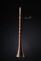 ancien instrument de musique à vent asiatique sur fond noir, surnay photo