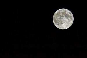 pleine lune dans le ciel noir de la nuit photo