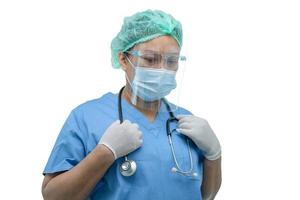 médecin asiatique portant un masque, un écran facial et un costume d'EPI nouveau normal isolé sur fond blanc avec un tracé de détourage pour protéger l'infection de sécurité covid-19 coronavirus. photo
