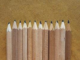 beaucoup de crayons de bois photo