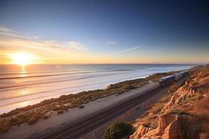 trains amtrak le long de la côte de san diego au crépuscule photo