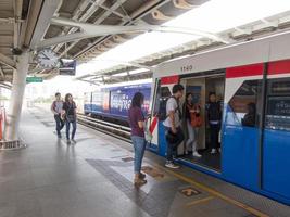 gare bts bangkokthailand18 août 2018 les passagers attendent le train et marchent jusqu'à la gare pendant la journée. le 18 août 2018 en Thaïlande. photo