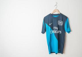 bangkok, thaïlande - 18 janvier 2022 - maillot rétro arsenal maillot extérieur saison 2011-2012 photo