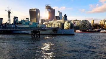 ville de londres avec la tamise et le musée impérial de la guerre hms belfast en angleterre, royaume-uni. photo