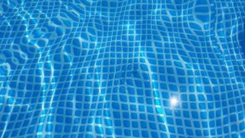 texture de la surface de l'eau avec des ondulations et des vagues de piscine propres en boucle. photo