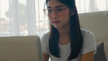 femmes asiatiques indépendantes travaillant sur ordinateur portable au bureau. jeune fille d'affaires d'asie utilisant l'ordinateur pour le commerce, envoyer des e-mails, travail numérique sur internet sur la table au concept de lieu de travail. photo