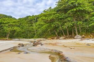 grande île tropicale naturelle ilha grande plage de santo antonio au brésil. photo